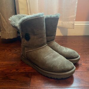 UGG Women’s Bailey Boots with Buttons Size 8